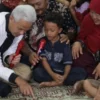 Terlihat Momen Lebaran Dimana Ganjar Pranowo Beserta Keluarga Membagikan THR Kepada Bocah