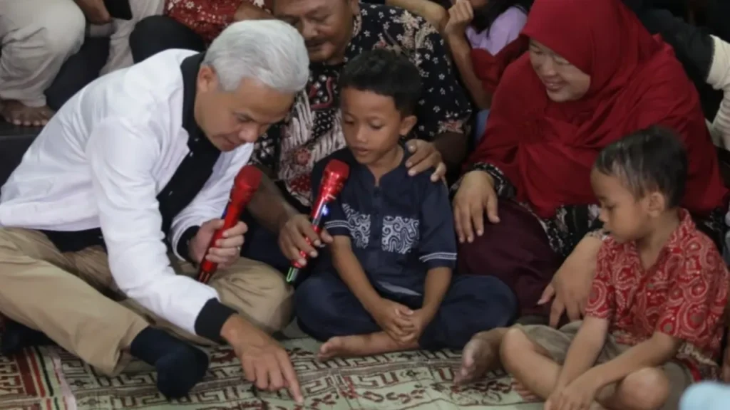 Terlihat Momen Lebaran Dimana Ganjar Pranowo Beserta Keluarga Membagikan THR Kepada Bocah