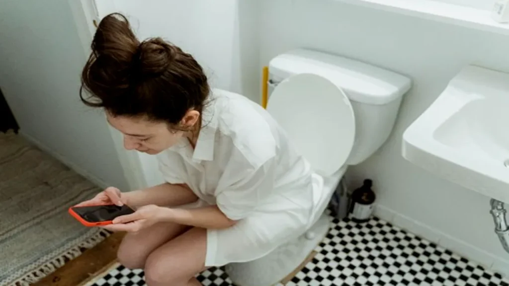 Duduk di Toilet Lebih dari 10 Menit Bisa Kena Penyakit Ini